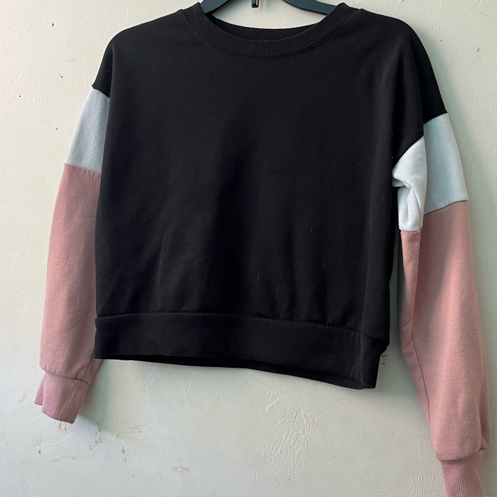 Block colored crew neck